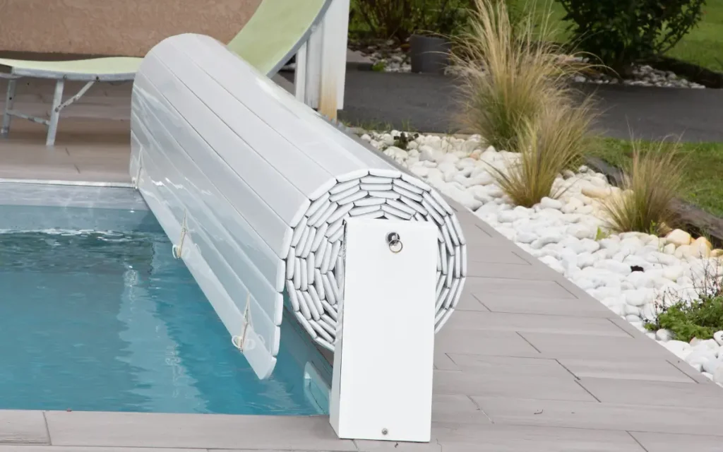 A modern swimming pools in Florida with an automatic retractable pool cover for enhanced safety and cleanliness.