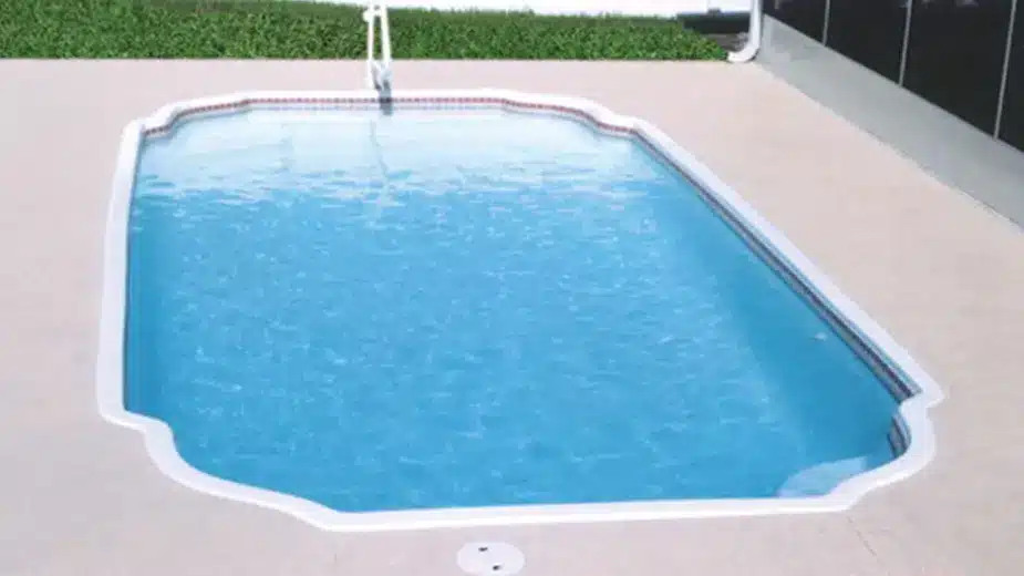 Freeport fiberglass pool feature image (2)