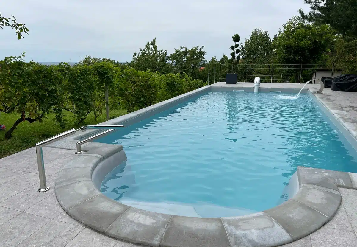 Vineyard Edge Pool Curved Steps